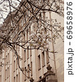 都会の片隅で咲く桜と歴史的建造物 69658976