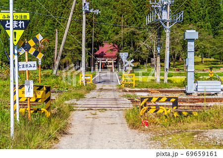 只見線の宮道踏切と瀧神社　福島県只見町 69659161