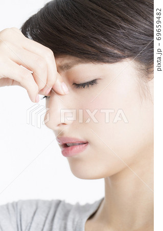 眼精疲労の女性 眼精疲労の女性 69659482