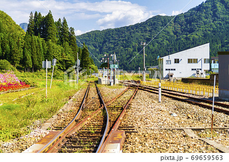 只見駅のプラットホームと線路　福島県只見町 69659563