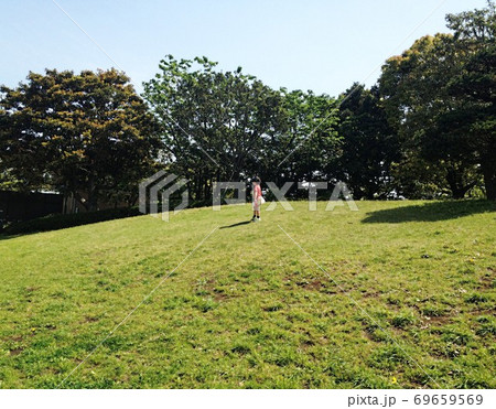 大きな公園で広さと緑を散歩して満喫する子供 69659569