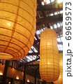 巨大な提灯に囲まれて 69659573