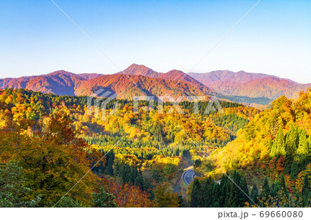 紅葉時期の国道398号線湯浜峠の風景 宮城県栗原市の写真素材