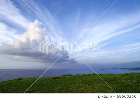 岬から眺める積雲／わた雲（鹿児島県　奄美群島　沖永良部島） 69660250