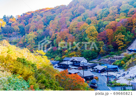 紅葉時期の泥湯温泉郷　秋田県湯沢市 69660821