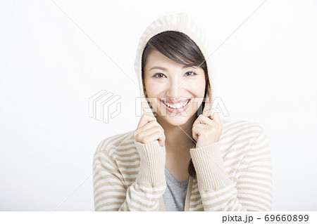 笑顔の女性 69660899