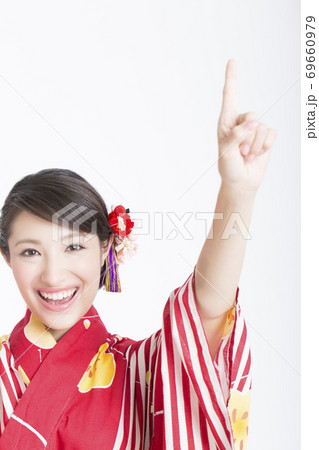 指差しをする浴衣姿の女性 指差しをする浴衣姿の女性 69660979