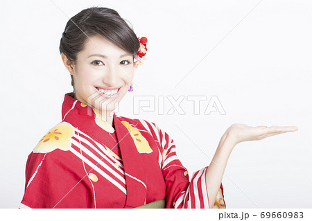 紹介をする浴衣姿の女性 紹介をする浴衣姿の女性 69660983