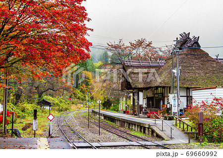 紅葉時期の会津鉄道湯野上温泉駅　福島県下郷町 69660992