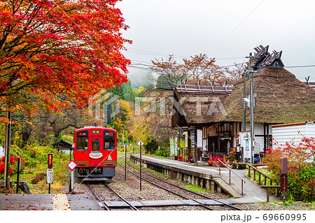 紅葉時期の会津鉄道湯野上温泉駅　福島県下郷町 69660995