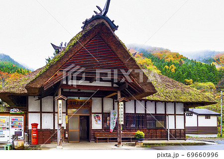 紅葉時期の会津鉄道湯野上温泉駅 福島県下郷町 紅葉時期の会津鉄道湯野上温泉駅 福島県下郷町 69660996