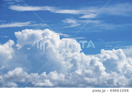夏の空と入道雲 69661098