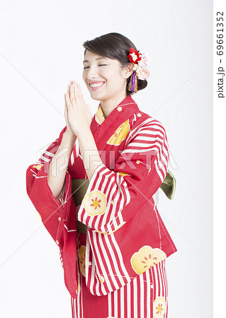 参拝をする浴衣姿の女性 参拝をする浴衣姿の女性 69661352