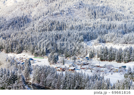 雪景色の会津三島の街並みと只見線の列車　福島県三島町 69661816
