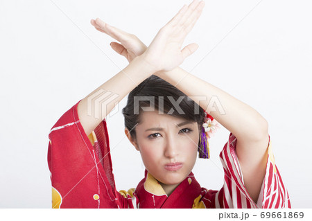 バツマークポーズ バツマークポーズ 69661869