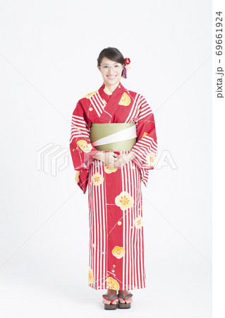 眼鏡をかけた浴衣女性 眼鏡をかけた浴衣女性 69661924