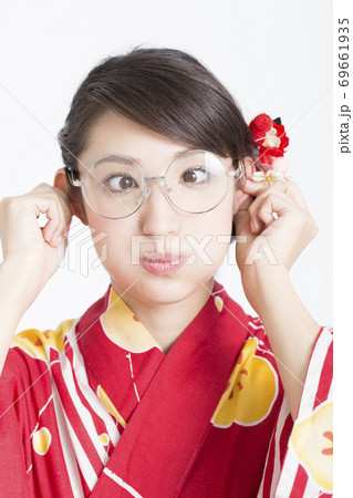 変顔をする女性 変顔をする女性 69661935