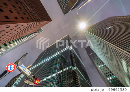 日本の東京都市景観 大手町の摩天楼（「大手町一丁目」）などを望む（赤信号）＝2020年9月19日 69662580