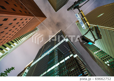 日本の東京都市景観 大手町の摩天楼（「大手町一丁目」）などを望む（青信号）＝2020年9月19日 69662752