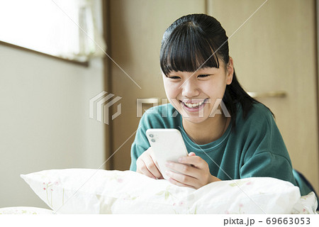 スマホを操作する女の子 69663053