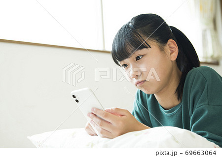 スマホ 女の子 悩みの写真素材