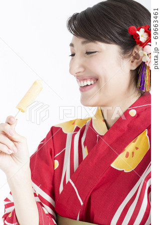 アイスを食べる浴衣女性 アイスを食べる浴衣女性 69663461