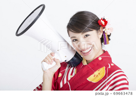 拡声器を持つ浴衣女性 拡声器を持つ浴衣女性 69663478