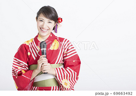 浴衣をマイクを持つ女性 浴衣をマイクを持つ女性 69663492