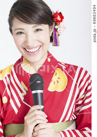 浴衣をマイクを持つ女性 浴衣をマイクを持つ女性 69663494