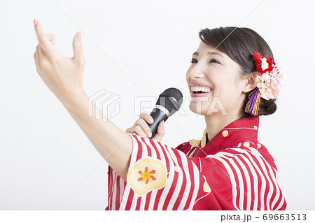 浴衣をマイクを持つ女性 69663513