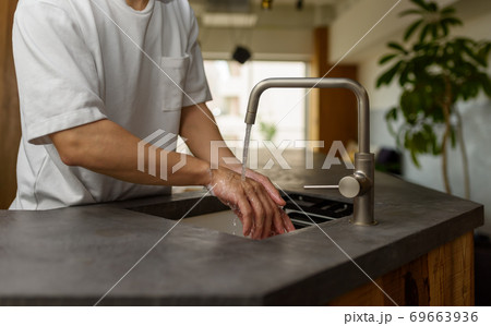 男性のポートレイト 69663936