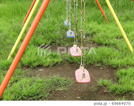 猛暑の児童公園 69664070