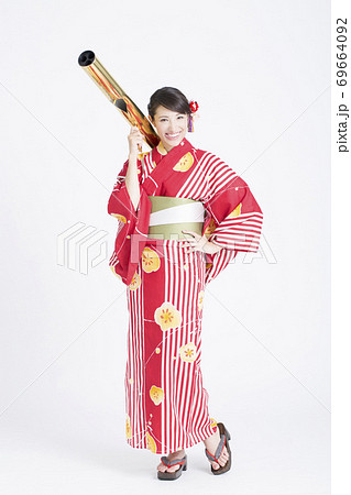 バズーカクラッカーと浴衣女性 69664092