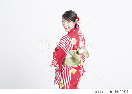 浴衣姿の女性 浴衣姿の女性 69664101