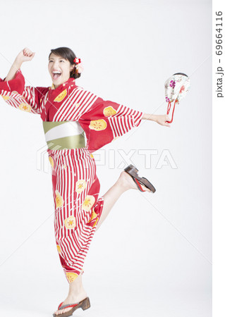 ジャンプをする浴衣姿の女性 69664116
