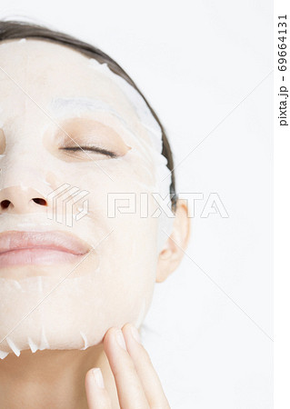 フェイスパックをする女性 フェイスパックをする女性 69664131