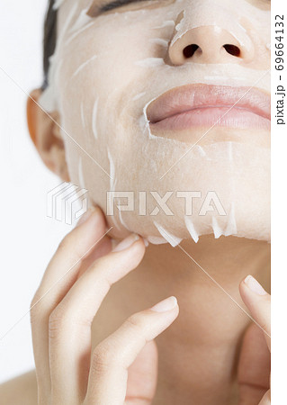 フェイスパックをする女性 69664132