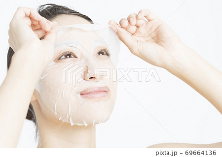 フェイスパックをする女性 フェイスパックをする女性 69664136