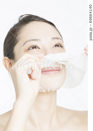 フェイスパックをする女性 フェイスパックをする女性 69664140