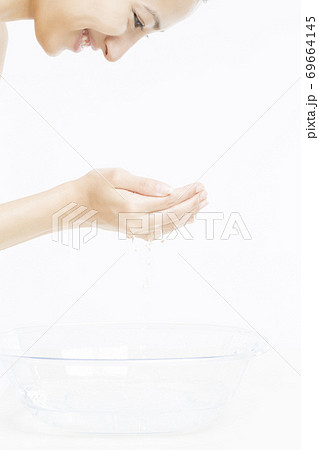 洗顔をする女性 69664145