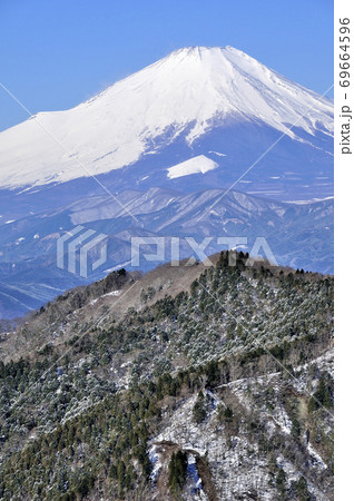 冬の富士山眺望 丹沢山地の鍋割山より望む 冬の富士山眺望 丹沢山地の鍋割山より望む 69664596