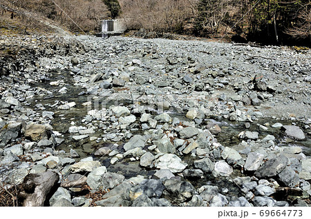 丹沢山地の風景 冬の寄沢 69664773