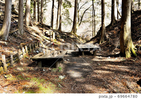 冬の丹沢山地 釜場平の休憩所 69664780