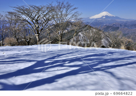 厳冬の富士山眺望 丹沢山地の鍋割山山頂より望む 69664822