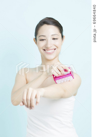 マッサージローラーをする女性 69664840
