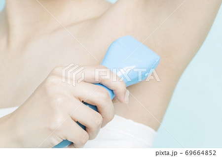 脇を剃る女性 69664852
