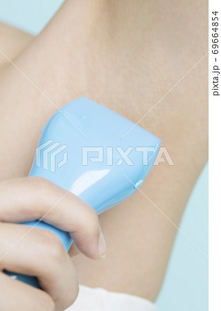 脇を剃る女性 69664854