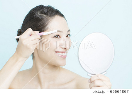 眉毛を整える女性 眉毛を整える女性 69664867