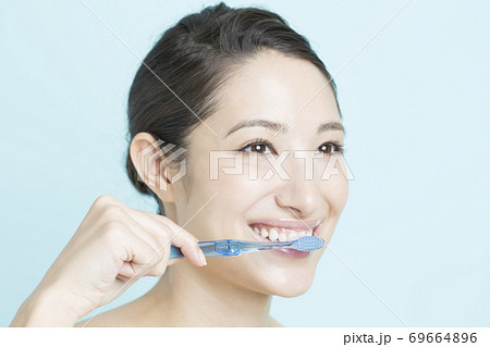 歯磨きをする女性 69664896