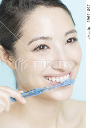 歯磨きをする女性 69664897